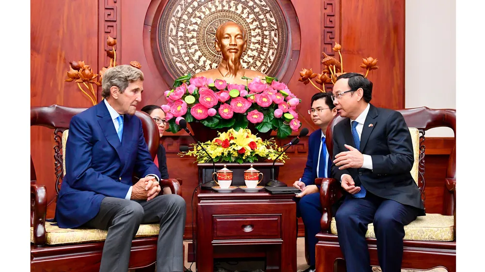 Đồng chí Nguyễn Văn Nên tiếp ông John Kerry. Ảnh: VIỆT DŨNG
