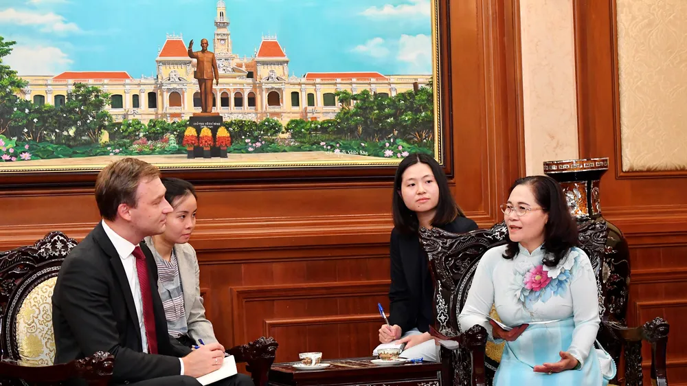 Chủ tịch HĐND TPHCM Nguyễn Thị Lệ tiếp Tổng lãnh sự Belarus Ruslan Varankou. Ảnh: VIỆT DŨNG