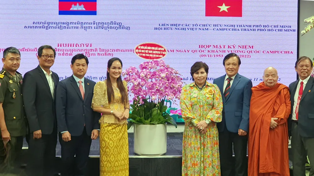Hội hữu nghị Việt Nam - Campuchia TPHCM tặng hoa cho Tổng Lãnh sự quán Campuchia