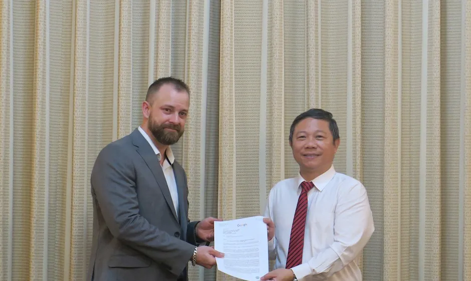 Phó Chủ tịch UBND TPHCM Dương Anh Đức và ông Paul Hutchings 
