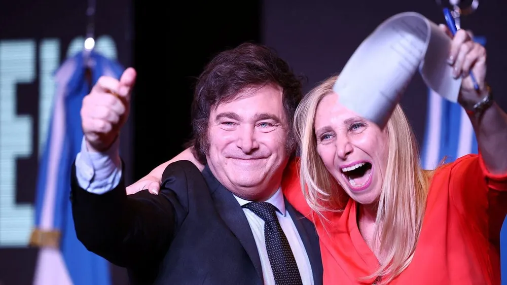 Tổng thống đắc cử Argentina Javier Milei và chị gái sau chiến thắng của ông. Ảnh: Reuters 