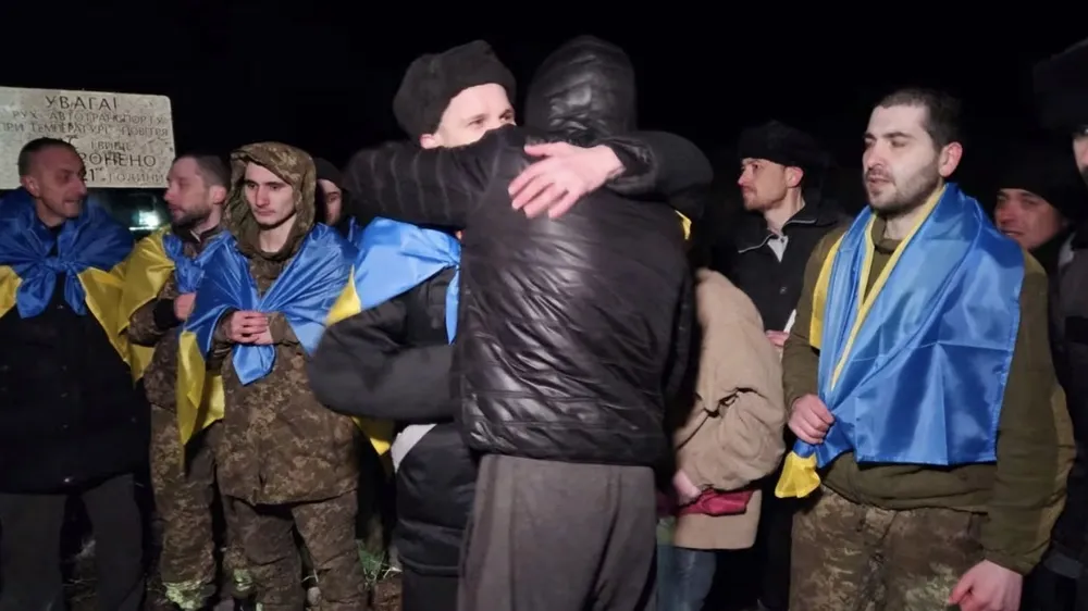 Nga và Ukraine trao đổi số tù binh lớn nhất