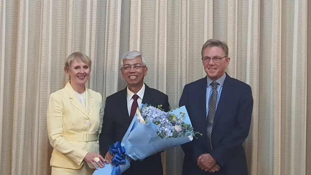 Phó Chủ tịch UBND TPHCM Võ Văn Hoan và Giáo sư John Thwaites, cùng đại diện doanh nghiệp Australia. Ảnh: THUỴ VŨ