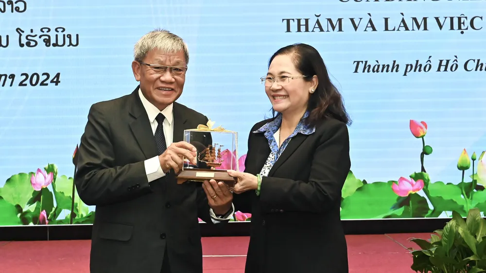Chủ tịch HĐND TPHCM Nguyễn Thị Lệ trao quà lưu niệm đến Chủ tịch HĐND tỉnh Champasak, Lào. Ảnh: VIỆT DŨNG