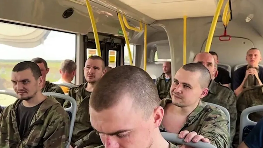 Quân nhân Nga được phía Ukraine trao trả từ Kursk trở về nhà. Ảnh: Tass