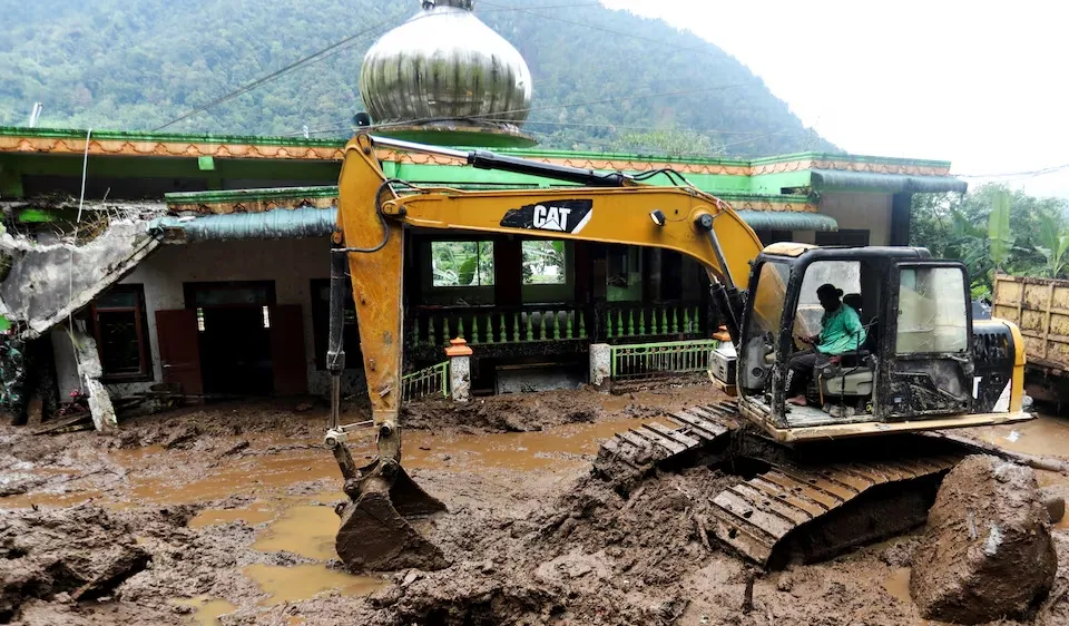 Indonesia sử dụng thiết bị hạng nặng tìm thi thể nạn nhân lũ quét