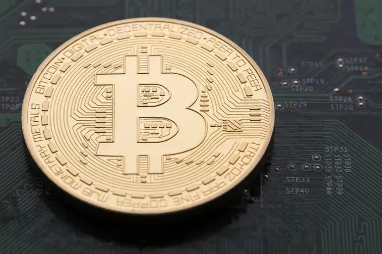 Bitcoin lao dốc mạnh, mất giá gần một nửa