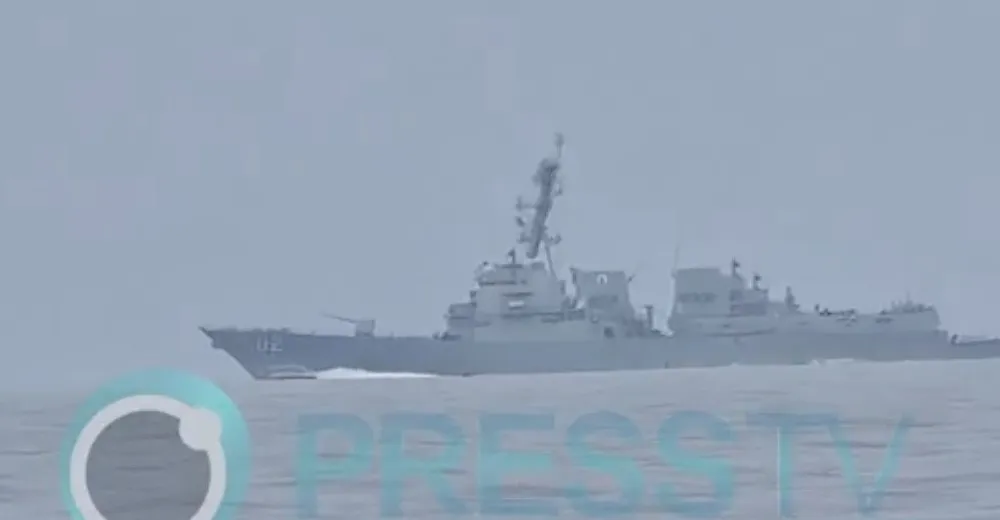 1 trong 2 tàu khu trục của Mỹ mà Iran tuyên bố đã chặn tại eo biển Hormuz. Nguồn: PRESS TV