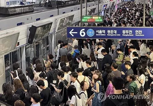 Hàn Quốc: Hoạt động tàu điện ngầm ở Seoul bị tê liệt trong giờ cao điểm