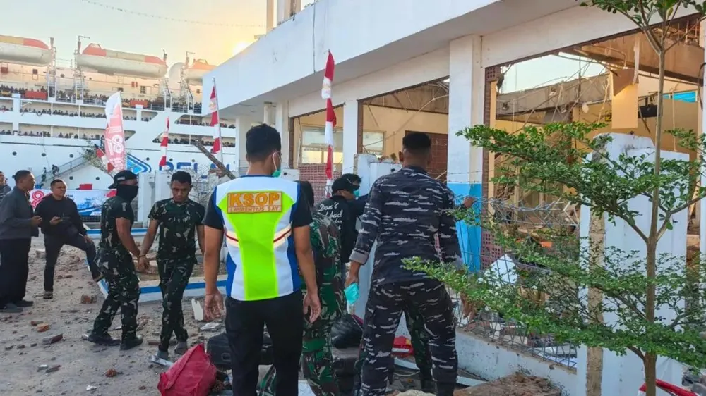 Quân đội Indonesia triển khai lực lượng cứu hộ, cứu trợ các vùng bị ảnh hưởng bởi động đất. Ảnh: ANTARA