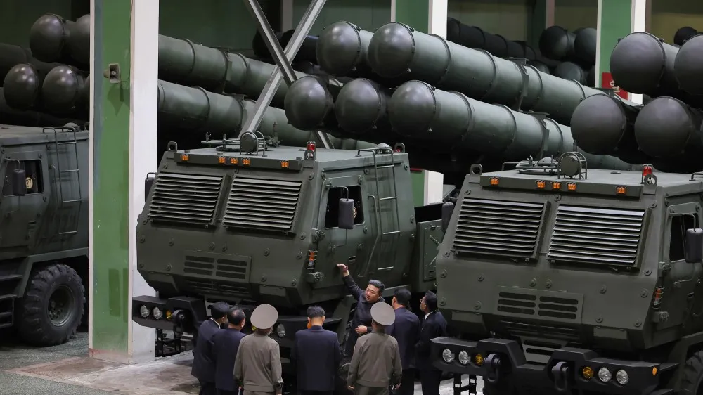 Nhà lãnh đạo Triều Tiên Kim Jong Un thăm một cơ sở quốc phòng. Ảnh:KCNA