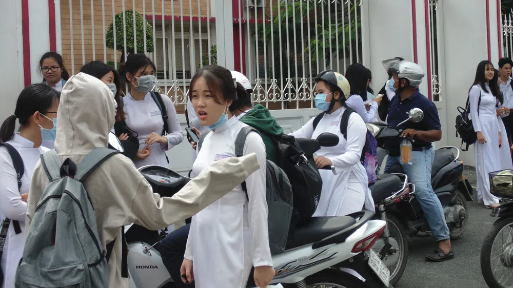 Học sinh Trường THPT Thủ Thiêm (quận 2) đứng chờ phụ huynh đón ở cổng trường