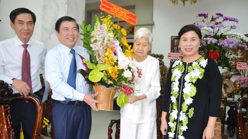 Lãnh đạo TPHCM thăm, chúc mừng Ngày Thầy thuốc Việt Nam 27-2
