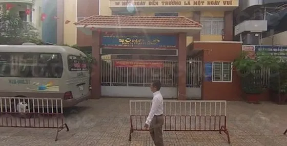  Không có chuyện giáo viên bắt học sinh ngậm dép