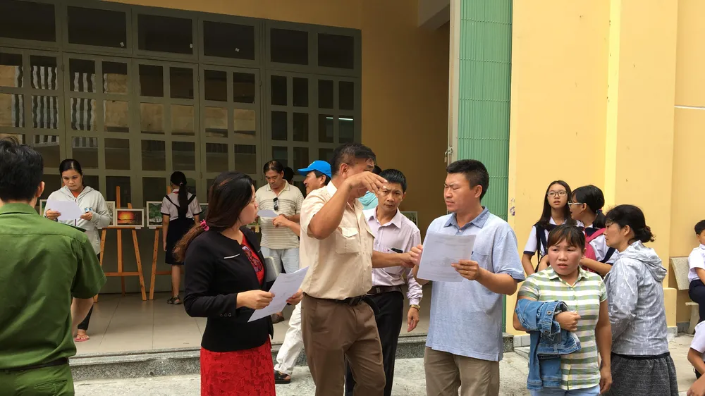 Có đơn trực tuyến, phụ huynh vẫn đến trường nhận phiếu đăng ký khảo sát cho con