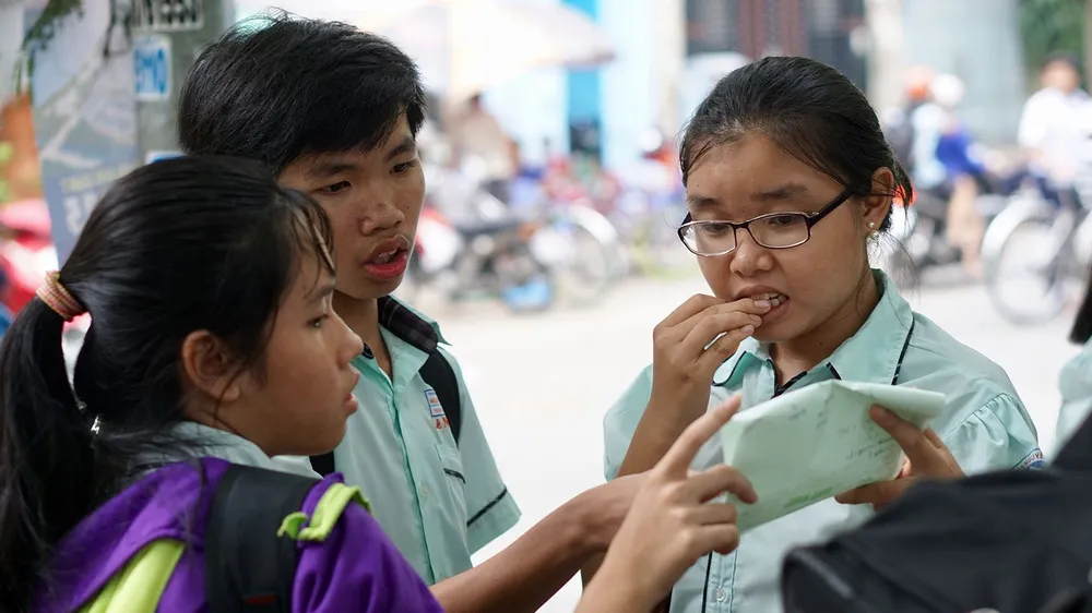 Thí sinh bàn luận sau khi kết thúc môn thi tiếng Anh kỳ thi tuyển sinh lớp 10 năm 2018-2019 tại hội đồng thi Nguyễn Thị Thập, quận 7