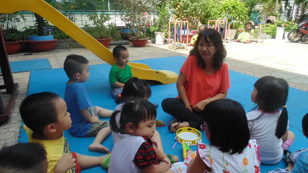 Cô và bé Trường Mầm non 6 (quận 3) trong một buổi học ngoài trời
