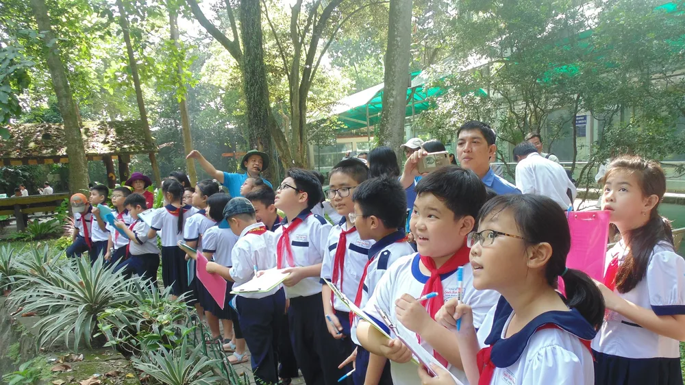 Học sinh Trường Tiểu học Nguyễn Bỉnh Khiêm (quận 1) hào hứng tham gia tIết học ngoài nhà trường