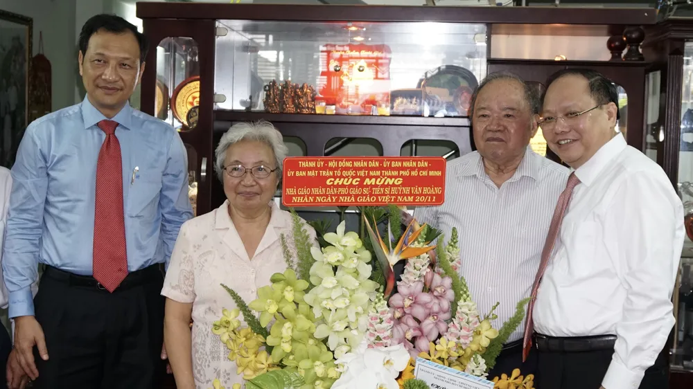 Lãnh đạo TPHCM thăm nhà giáo nhân kỷ niệm Ngày Nhà giáo Việt Nam 20-11 