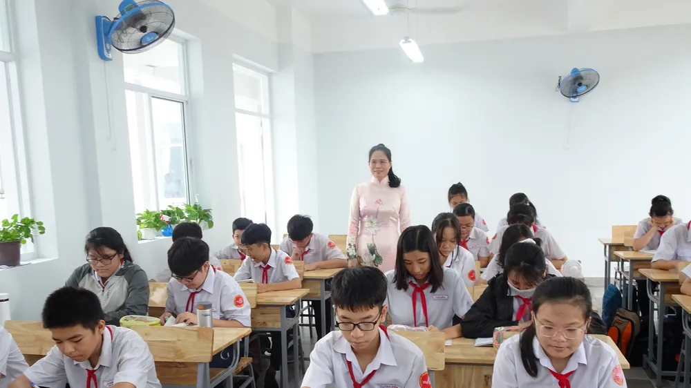 Học sinh khối 7, Trường THCS Vân Đồn (quận 4) vui mừng học tập trong cơ sở mới