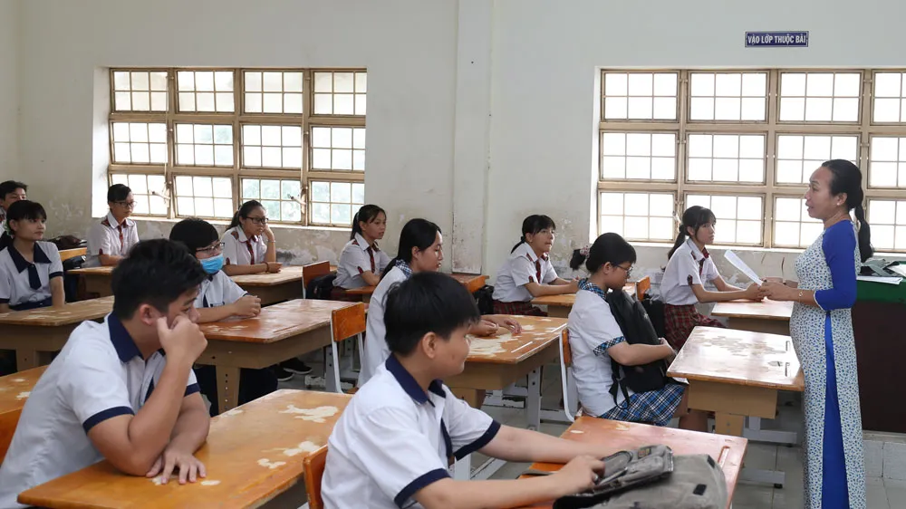 Thí sinh nghe phổ biến quy chế thi sáng 15-5 tại điểm thi Trường THCS Bình Chánh. Ảnh: HOÀNG HÙNG