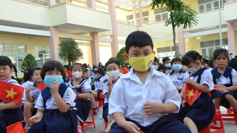 Học sinh Trường Tiểu học Nguyễn An Ninh phấn khởi trong lễ khánh thành và khai giảng năm học mới