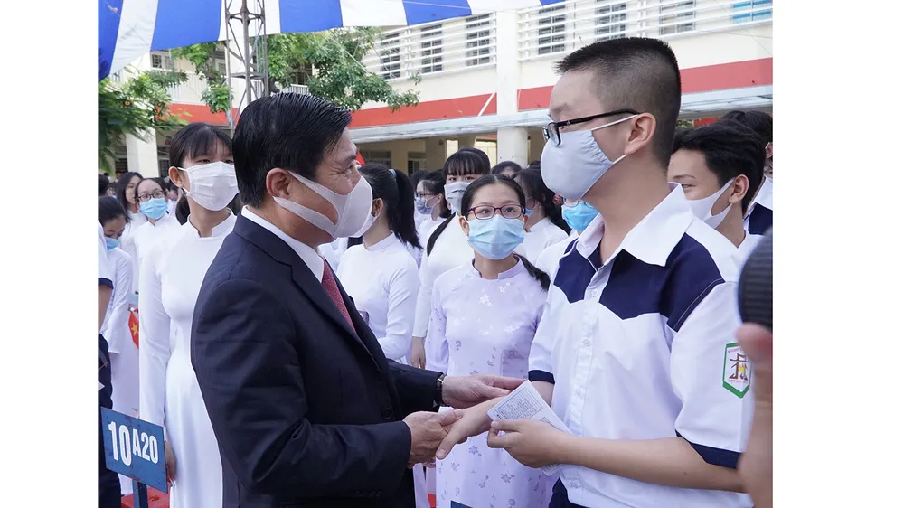 Chủ tịch UBND TPHCM Nguyễn Thành Phong dự lễ khai giảng tại Trường THPT Mạc Đĩnh Chi