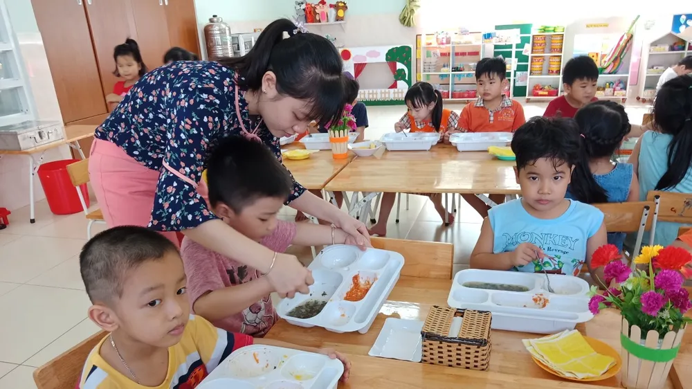 Tăng cường kiểm tra, giám sát an toàn thực phẩm để đảm bảo sức khỏe học sinh. Ảnh minh họa