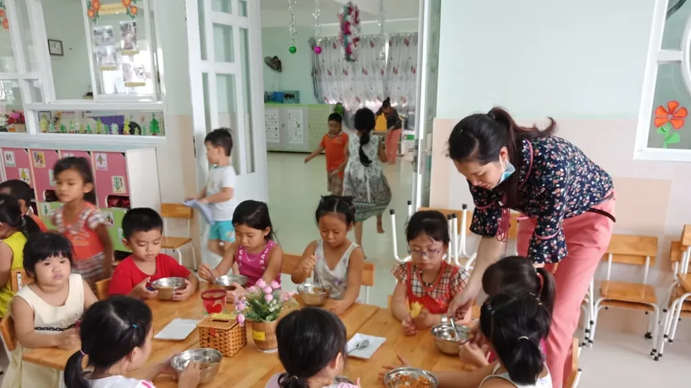 Các bé Trường Mầm non Khu chế xuất Tân Thuận trong giờ ăn trưa