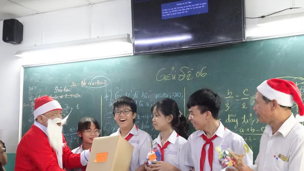 Thầy hiệu trưởng hóa thân thành ông già Noel tặng... iPhone 12 cho học sinh