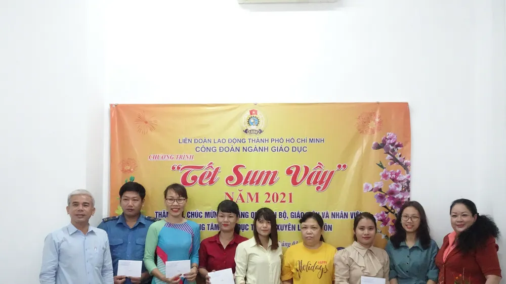 TPHCM: Trao 80 phần quà tết cho cán bộ, giáo viên, nhân viên có hoàn cảnh khó khăn, không có điều kiện về quê đón tết 