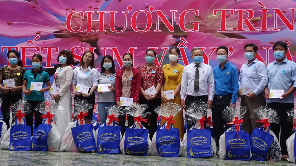 Trao quà tết cho cán bộ, giáo viên, người lao động khó khăn, bị ảnh hưởng bởi dịch bệnh Covid-19