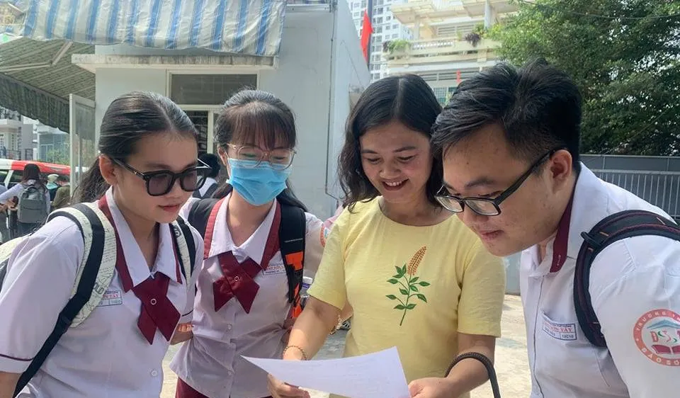 Học sinh và giáo viên sau khi kết thúc giờ làm bài môn Ngữ văn tại điểm thi THPT Gia Định