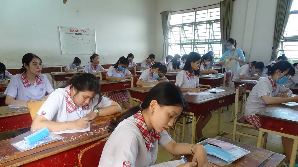 Học sinh lớp 12 thở phào với đề tham khảo kỳ thi tốt nghiệp THPT môn Ngữ văn 