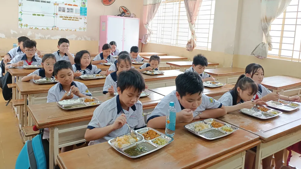 TPHCM: Đề xuất xã hội hoá vệ sinh phí cho trường học do ảnh hưởng Covid-19