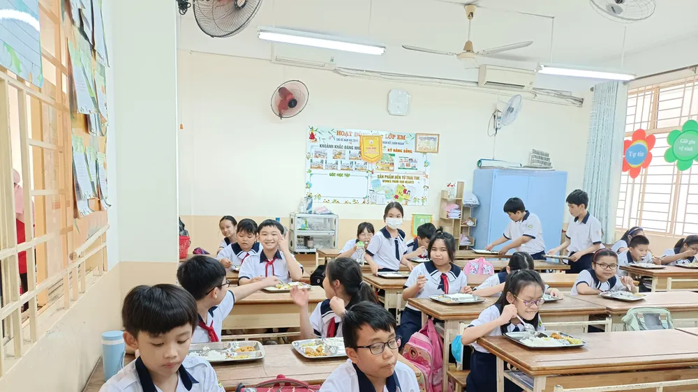 Học sinh Trường Tiểu học Phan Đình Phùng (quận 3) trong giờ ăn bán trú đầu tháng 3-2022