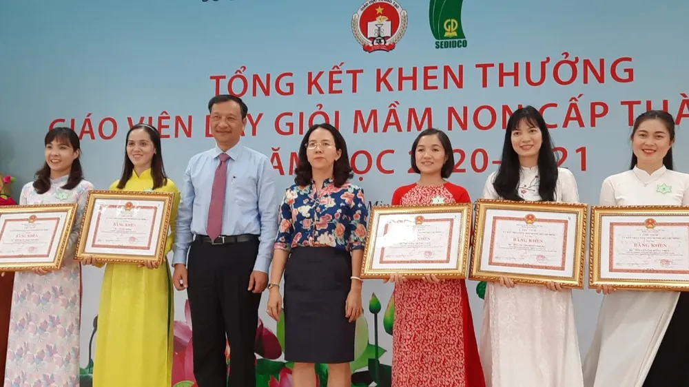 TPHCM: 50 giáo viên mầm non nhận bằng khen giáo viên dạy giỏi cấp thành phố