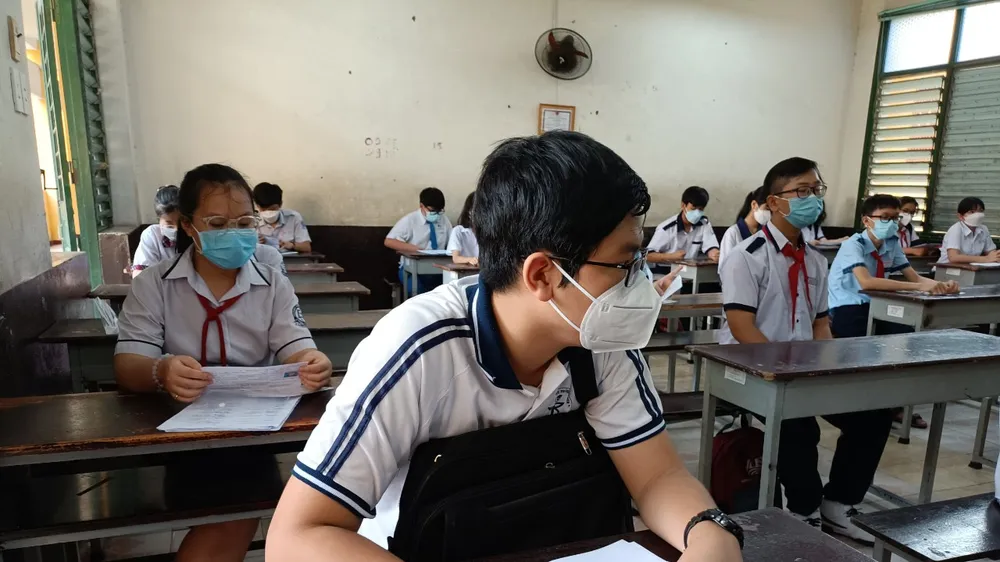 TPHCM: Rối với quy định thí sinh để vật dụng cá nhân cách khu vực phòng thi tối thiểu 25m