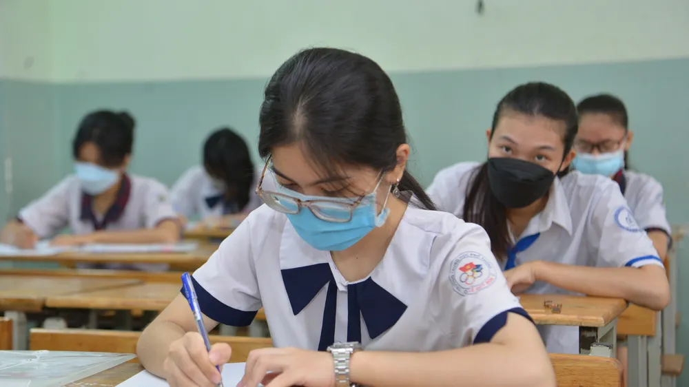 Thí sinh điền thông tin trước giờ làm bài thi môn Ngữ văn tại điểm thi Trường THCS Colette. Ảnh: CAO THĂNG