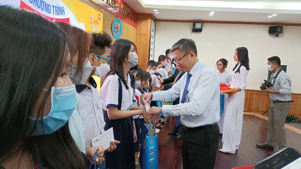 TPHCM: Trao tặng 150 suất học bổng “Cùng em vượt khó đến trường“