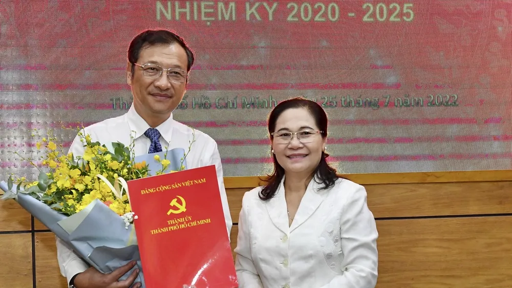 Chủ tịch HĐND TPHCM Nguyễn Thị Lệ trao quyết định cho đồng chí Lê Hoài Nam. Ảnh: VIỆT DŨNG