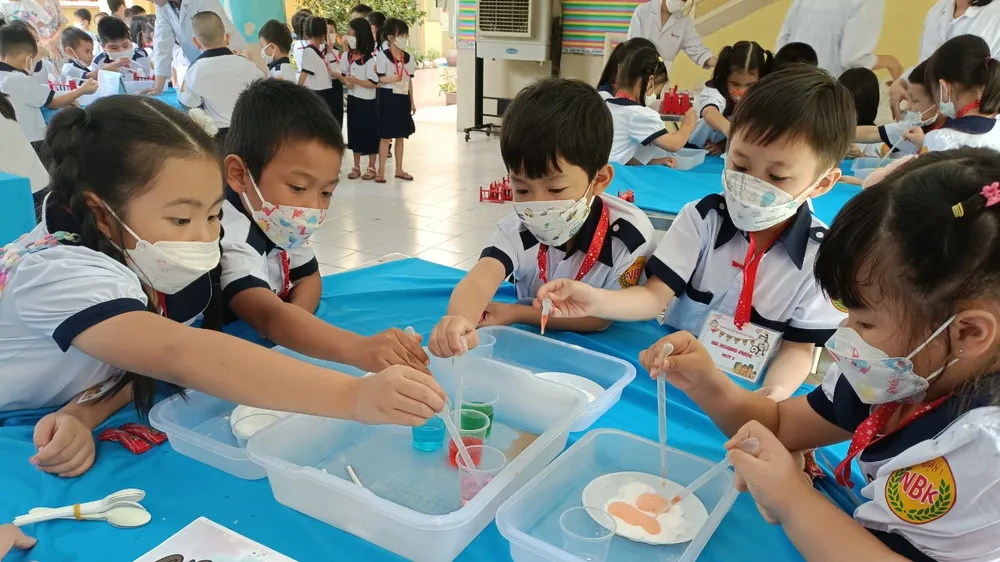 Học sinh lớp 1 hào hứng với ngày hội “Khoa học vui” 
