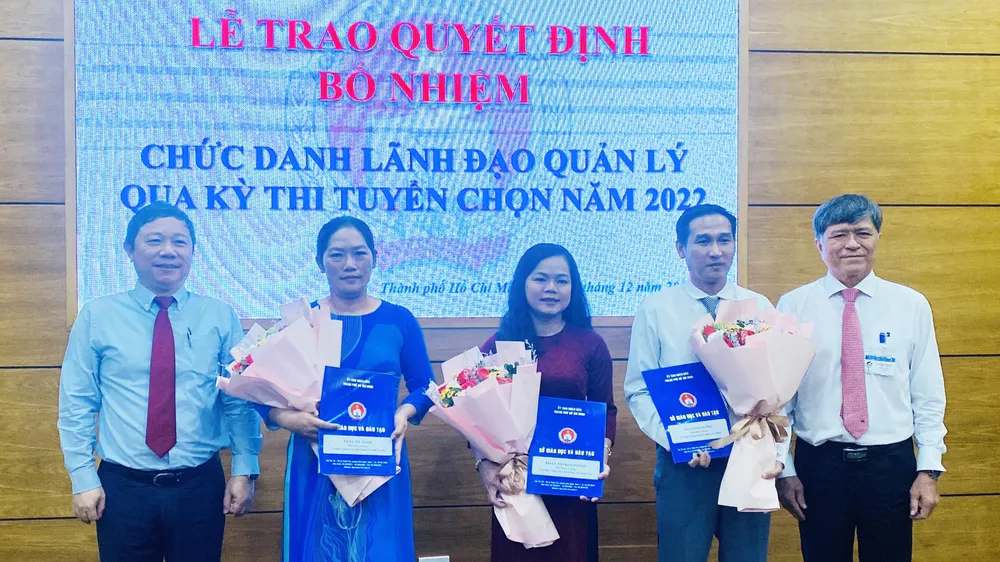 TPHCM: Trao quyết định bổ nhiệm 3 ứng viên trúng tuyển chức danh phó hiệu trưởng trường THPT