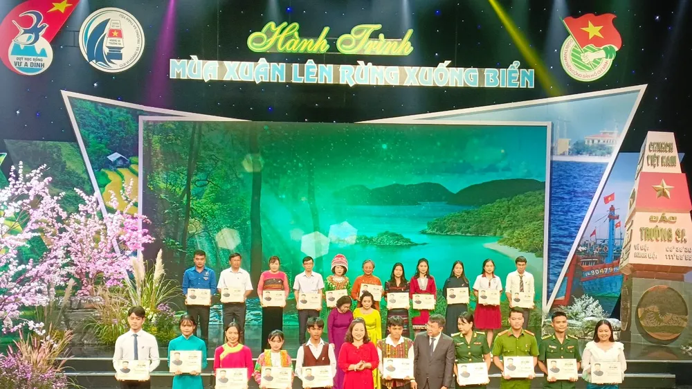 TPHCM: Hơn 72 tỷ đồng trao học bổng cho học sinh, sinh viên dân tộc thiểu số và vùng biển đảo