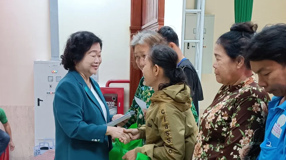 Khám chữa bệnh và trao tặng 500 phần quà tết cho người dân nghèo ở tỉnh Long An