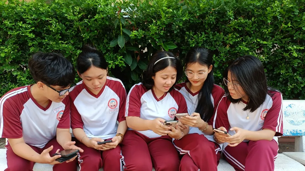 Trường học cần làm gì để bảo vệ học sinh trước ảnh hưởng tiêu cực từ môi trường mạng?