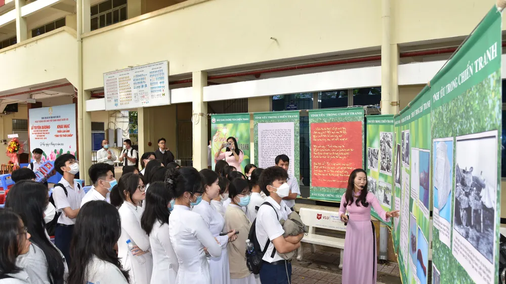 Triển lãm ảnh "Tình yêu thời chiến" giáo dục học sinh lòng yêu nước