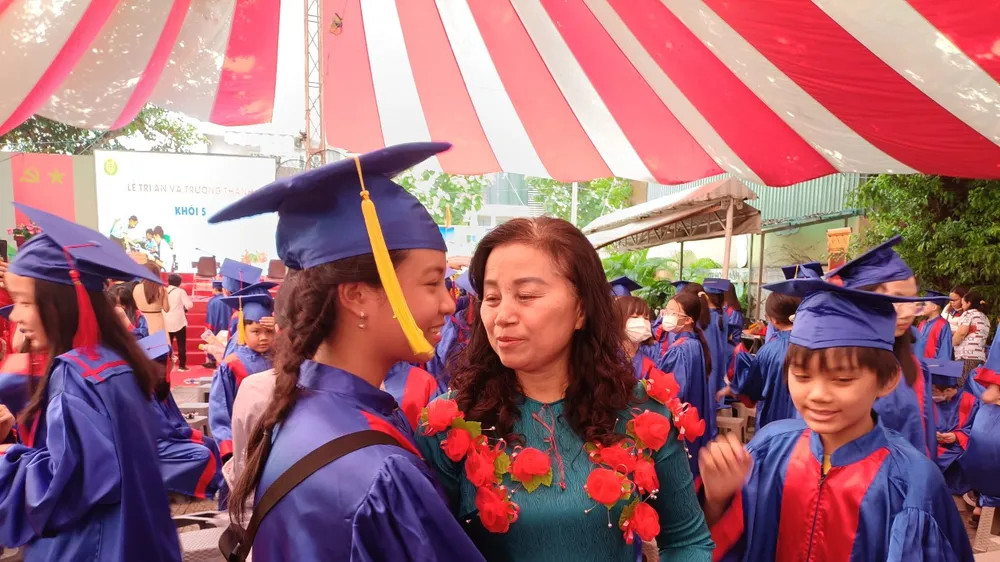 Xúc động khoảnh khắc học sinh Trường Tiểu học Nguyễn Bỉnh Khiêm tri ân thầy cô và bố mẹ
