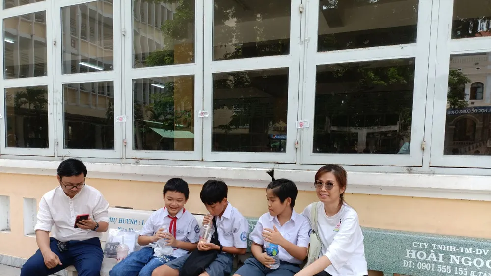 Sau khi hoàn thành bài khảo sát vào lớp 6, nhiều thí sinh ra về với tâm trạng lo lắng