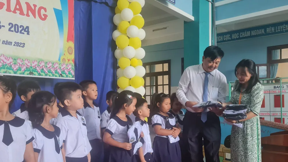 TPHCM: Niềm vui từ những bộ đồng phục mới của học sinh xã đảo